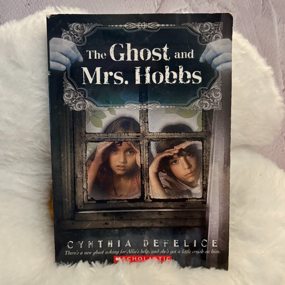 The Ghost and Mrs Hobbs, Defelice, Scholastic, 2001, Youth Book (SKU: 140MI)